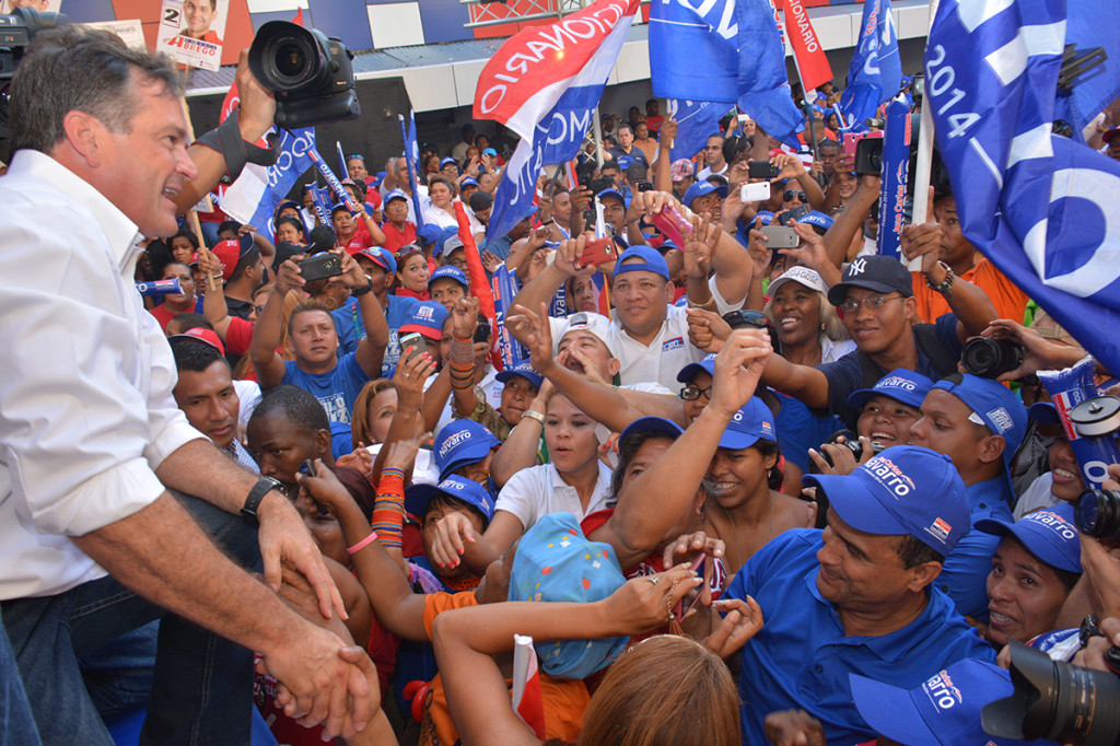 El candidato presidencial del opositor Partido Revolucionario Democrático (PRD), Juan Carlos Navarro, escogió al dirigente independiente Gerardo Solís, como su compañero de nómina