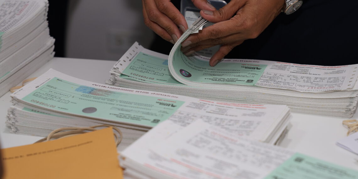 Contraloría entrega cheques directamente en la Asamblea para reforzar control del gasto público - tupolitica.com