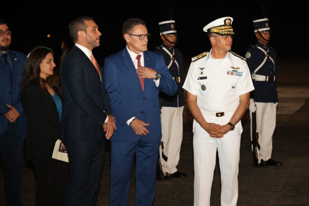 El vicecanciller Carlos Ruiz Hernández, junto al ministro de Seguridad, Frank Abrego dan la bienvenida al secretario de Defensa de EE. UU., Pete Hegseth, en su llegada a Panamá para participar en la Conferencia de Seguridad de Centroamérica, CENTSEC 2025.