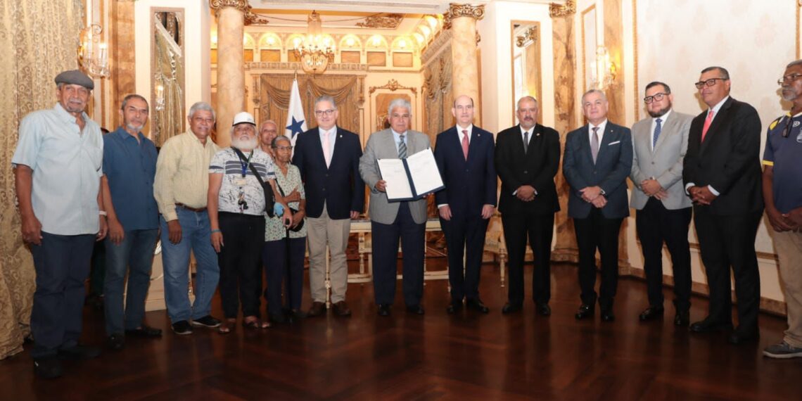 Presidente Mulino sanciona ley que paga a jubilados intereses por décimos retenidos de 1972 a 1983