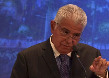 Un análisis forense del discurso del presidente Mulino ante la Cámara de Comercio revela una pieza de comunicación eficiente pero no exenta de manipulaciones, cifras sin contexto y vacíos que el auditorio debería haber cuestionado. - Tu Política