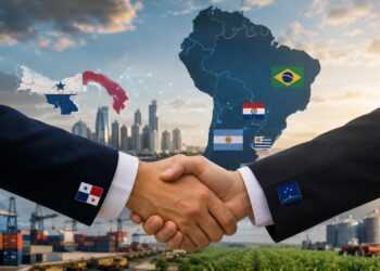 Ilustración realista de un apretón de manos entre Panamá y los países del MERCOSUR, con el mapa de Sudamérica, banderas de Brasil, Argentina, Paraguay y Uruguay, y elementos de comercio y logística al fondo. - Tu Política