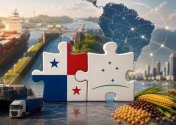 lustración conceptual de integración económica entre Panamá y Sudamérica. Dos piezas de rompecabezas unidas representan a Panamá y al MERCOSUR frente al Canal de Panamá. En el fondo se observan esclusas, buques de carga, rutas logísticas y un mapa iluminado de Sudamérica conectado por líneas comerciales. En primer plano aparecen productos agrícolas, un camión de carga y elementos asociados al comercio regional, simbolizando logística, conectividad e integración económica.