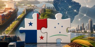 lustración conceptual de integración económica entre Panamá y Sudamérica. Dos piezas de rompecabezas unidas representan a Panamá y al MERCOSUR frente al Canal de Panamá. En el fondo se observan esclusas, buques de carga, rutas logísticas y un mapa iluminado de Sudamérica conectado por líneas comerciales. En primer plano aparecen productos agrícolas, un camión de carga y elementos asociados al comercio regional, simbolizando logística, conectividad e integración económica.